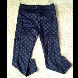 CVG black Dragon Scales Capri workout leggings S